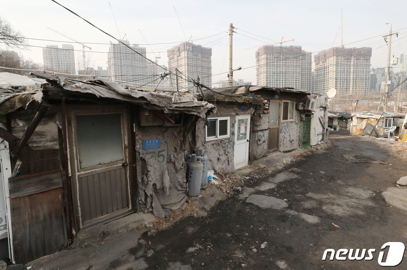 7일 서울 강남구 구룡마을이 한산한 모습을 보이고 있다. 이날 서울시에 따르면 무허가 판자촌 형태로 방치된 강남구 구룡마을을 100% 공공 재개발로 추진한다고 밝혔다. 애초 일반 분양700여세대를 포함한 2838세대를 공급할 계획이었으나 용적률 상향을 통해 3600가구로 늘렸다. 2023.2.7/뉴스1 ⓒ News1 박세연 기자