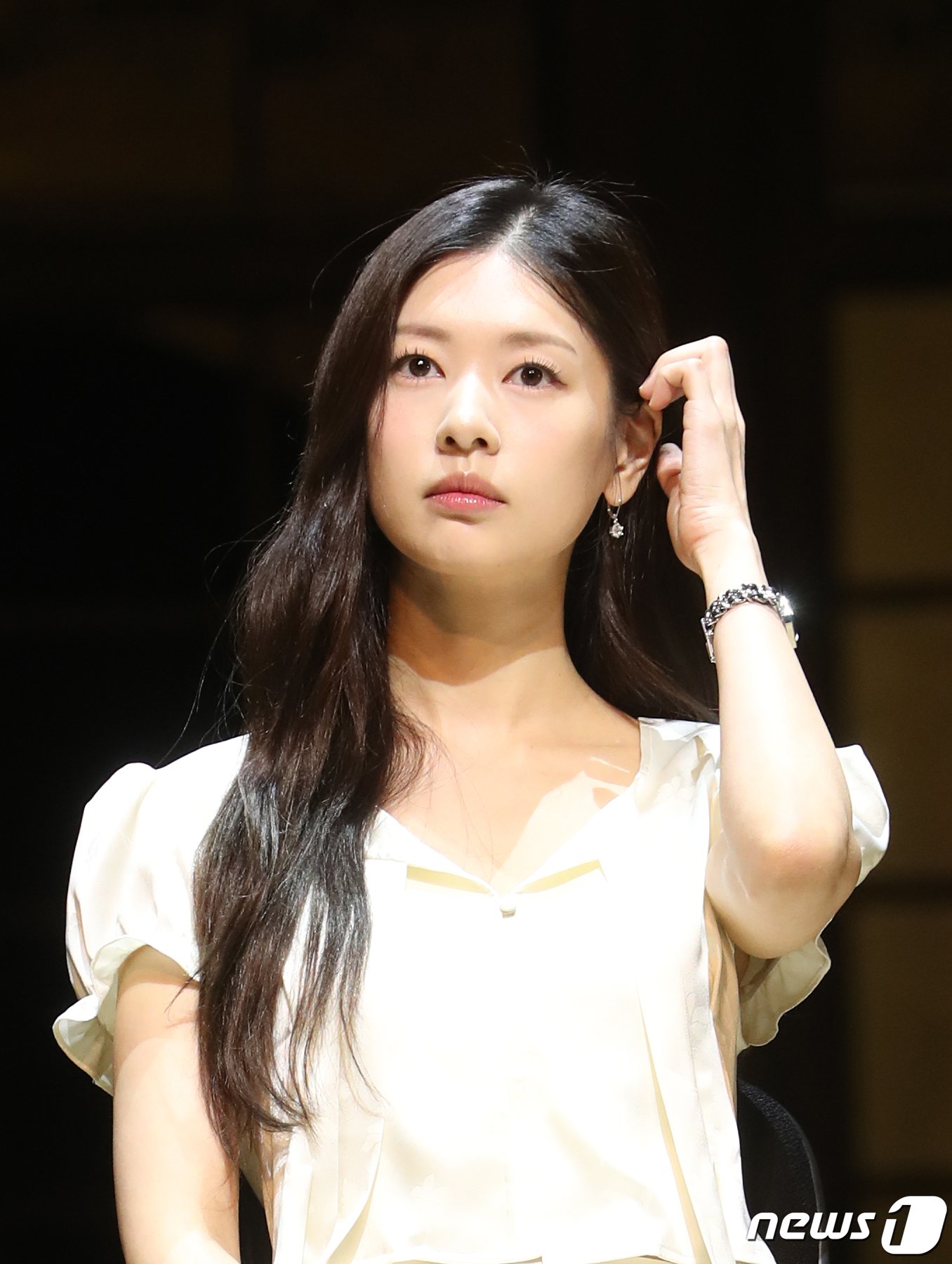 본문 이미지 - 배우 정소민이 7일 오후 서울 서초구 예술의전당 CJ 토월극장에서 열린 연극 ‘셰익스피어 인 러브’ 기자간담회에서 매력을 발산하고 있다. ‘셰익스피어 인 러브’는 슬럼프에 빠져있던 셰익스피어가 연극 배우를 꿈꾸는 여성 비올라와 애절한 사랑에 빠지고, 이를 바탕으로 세기의 걸작인 ‘로미오와 줄리엣’을 써내려 간다는 내용의 동명의 영화(1998)를 원작으로 한다. 2023.2.7/뉴스1 ⓒ News1 권현진 기자