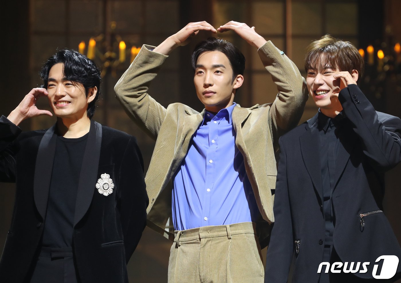 본문 이미지 - 배우 정문성(왼쪽부터)과 이상이, 김성철이 7일 오후 서울 서초구 예술의전당 CJ 토월극장에서 열린 연극 ‘셰익스피어 인 러브’ 기자간담회에서 포즈를 취하고 있다. ‘셰익스피어 인 러브’는 슬럼프에 빠져있던 셰익스피어가 연극 배우를 꿈꾸는 여성 비올라와 애절한 사랑에 빠지고, 이를 바탕으로 세기의 걸작인 ‘로미오와 줄리엣’을 써내려 간다는 내용의 동명의 영화(1998)를 원작으로 한다. 2023.2.7/뉴스1 ⓒ News1 권현진 기자