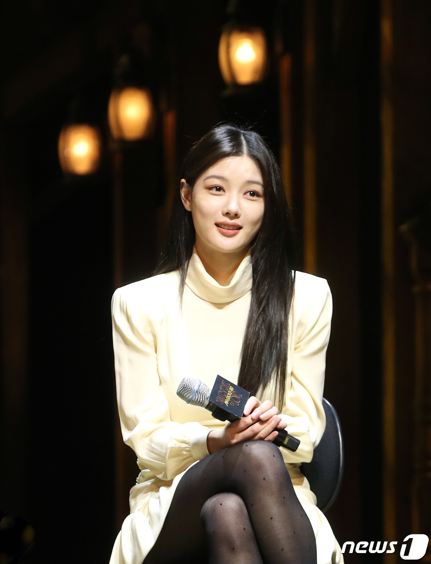 본문 이미지 - 배우 김유정이 7일 오후 서울 서초구 예술의전당 CJ 토월극장에서 열린 연극 ‘셰익스피어 인 러브’ 기자간담회에서 매력을 발산하고 있다. ‘셰익스피어 인 러브’는 슬럼프에 빠져있던 셰익스피어가 연극 배우를 꿈꾸는 여성 비올라와 애절한 사랑에 빠지고, 이를 바탕으로 세기의 걸작인 ‘로미오와 줄리엣’을 써내려 간다는 내용의 동명의 영화(1998)를 원작으로 한다. 2023.2.7/뉴스1 ⓒ News1 권현진 기자