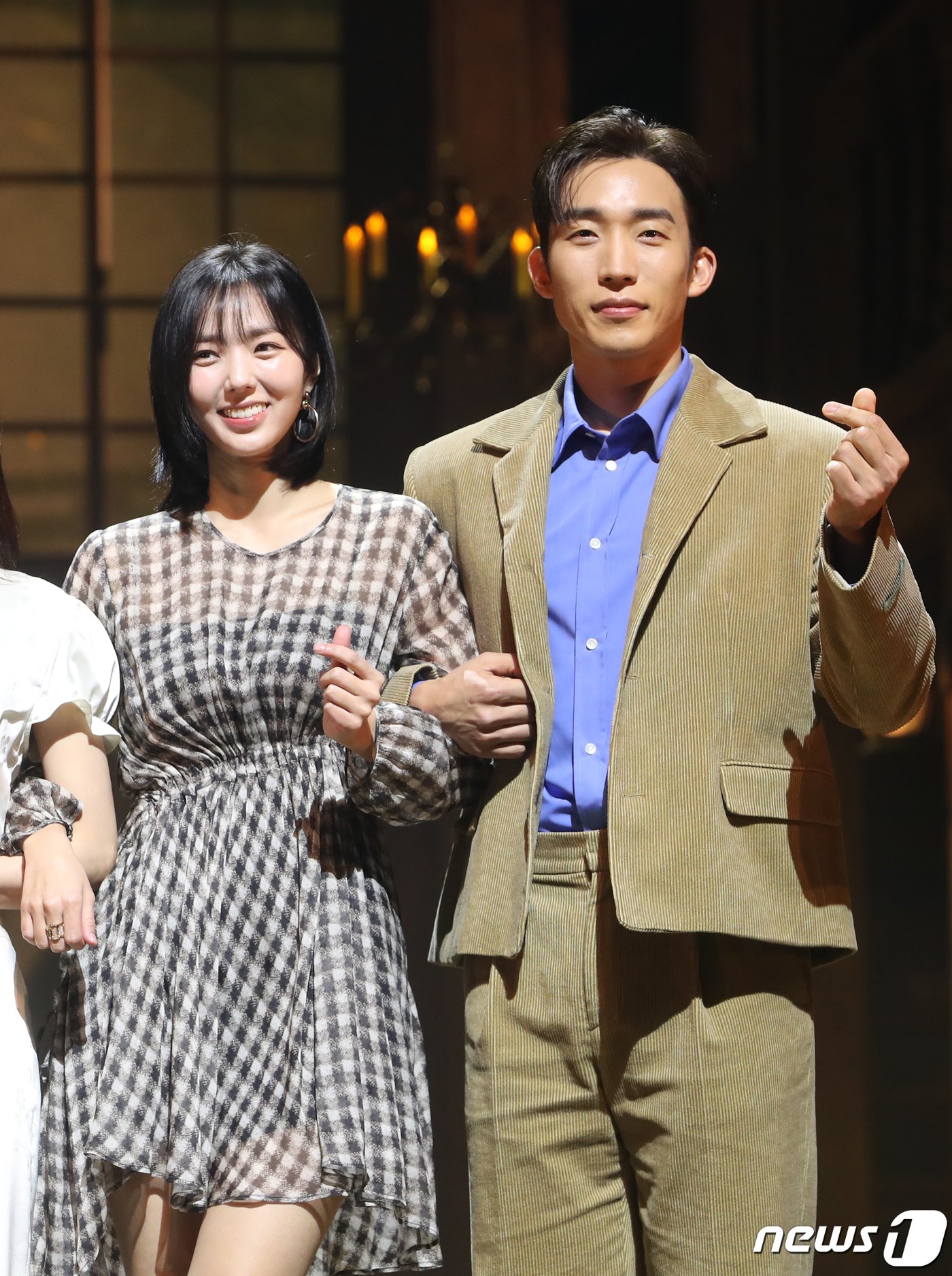 본문 이미지 - 배우 채수빈과 이상이(오른쪽)가 7일 오후 서울 서초구 예술의전당 CJ 토월극장에서 열린 연극 ‘셰익스피어 인 러브’ 기자간담회에서 포즈를 취하고 있다. ‘셰익스피어 인 러브’는 슬럼프에 빠져있던 셰익스피어가 연극 배우를 꿈꾸는 여성 비올라와 애절한 사랑에 빠지고, 이를 바탕으로 세기의 걸작인 ‘로미오와 줄리엣’을 써내려 간다는 내용의 동명의 영화(1998)를 원작으로 한다. 2023.2.7/뉴스1 ⓒ News1 권현진 기자