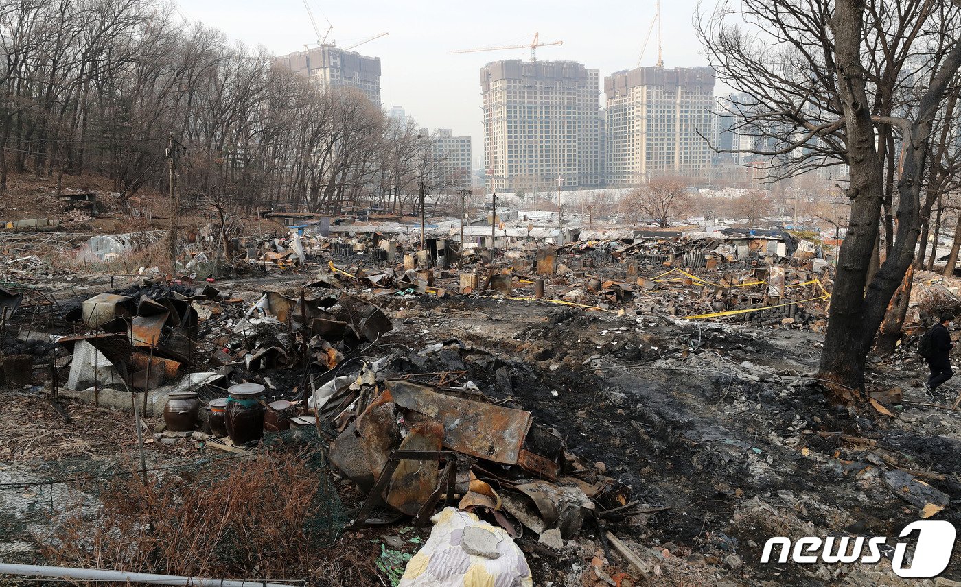본문 이미지 - 무허가 판자촌으로 오랫동안 방치되다 최근 설 연휴 직전 대형 화재까지 겪은 강남구 구룡마을이 공공재개발을 통해 3600가구 아파트 단지로 거듭날 예정이다. 7일 서울시에 따르면 무허가 판자촌 형태로 방치된 강남구 구룡마을을 100% 공공 재개발로 추진한다고 밝혔다. 애초 일반 분양700여세대를 포함한 2838세대를 공급할 계획이었으나 용적률 상향을 통해 3600가구로 늘렸다. 사진은 화재가 발생했던 강남구 구룡마을 현장 모습. 2023.2.7/뉴스1 ⓒ News1 박세연 기자