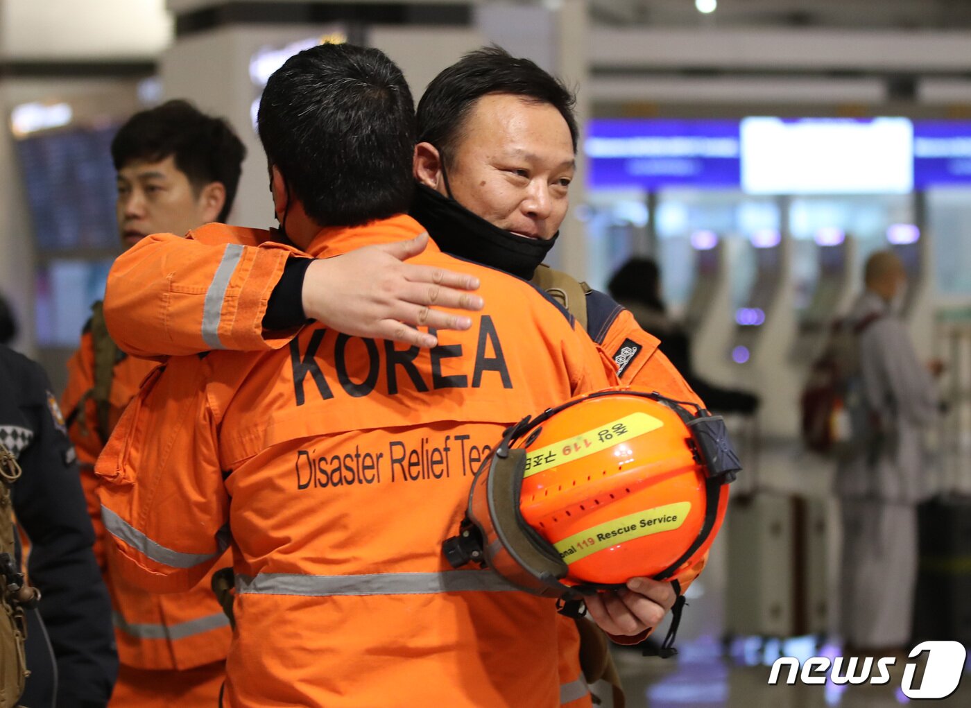 본문 이미지 - 튀르키예 지진 실종자 수색 등을 위한 대한민국 긴급구호대(KDRT) 대원들이 7일 오후 인천국제공항 제1여객터미널에 집결하고 있다.  2023.2.7/뉴스1 ⓒ News1 구윤성 기자