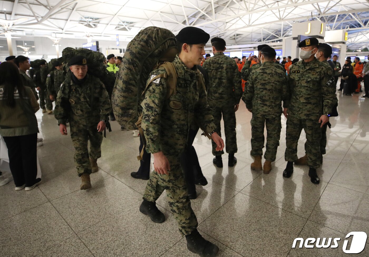 본문 이미지 - 튀르키예 지진 실종자 수색 등을 위한 대한민국 긴급구호대(KDRT) 대원들이 7일 오후 인천국제공항 제1여객터미널에서 집결하고 있다. 2023.2.7/뉴스1 ⓒ News1 구윤성 기자