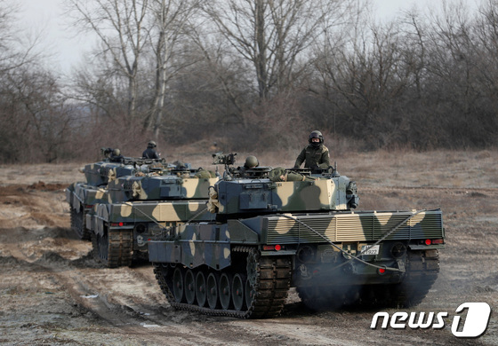 헝가리 타타 인근에서 군사 훈련 중인 독일제 레오파르트-2A4 2023.2.6 © 로이터=뉴스1 © News1 정윤미 기자