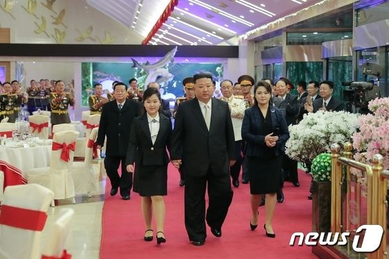 北 김정은, 열병식장에도 딸 김주애 동행시켜…군 활동에 '광폭 행보' - 뉴스1