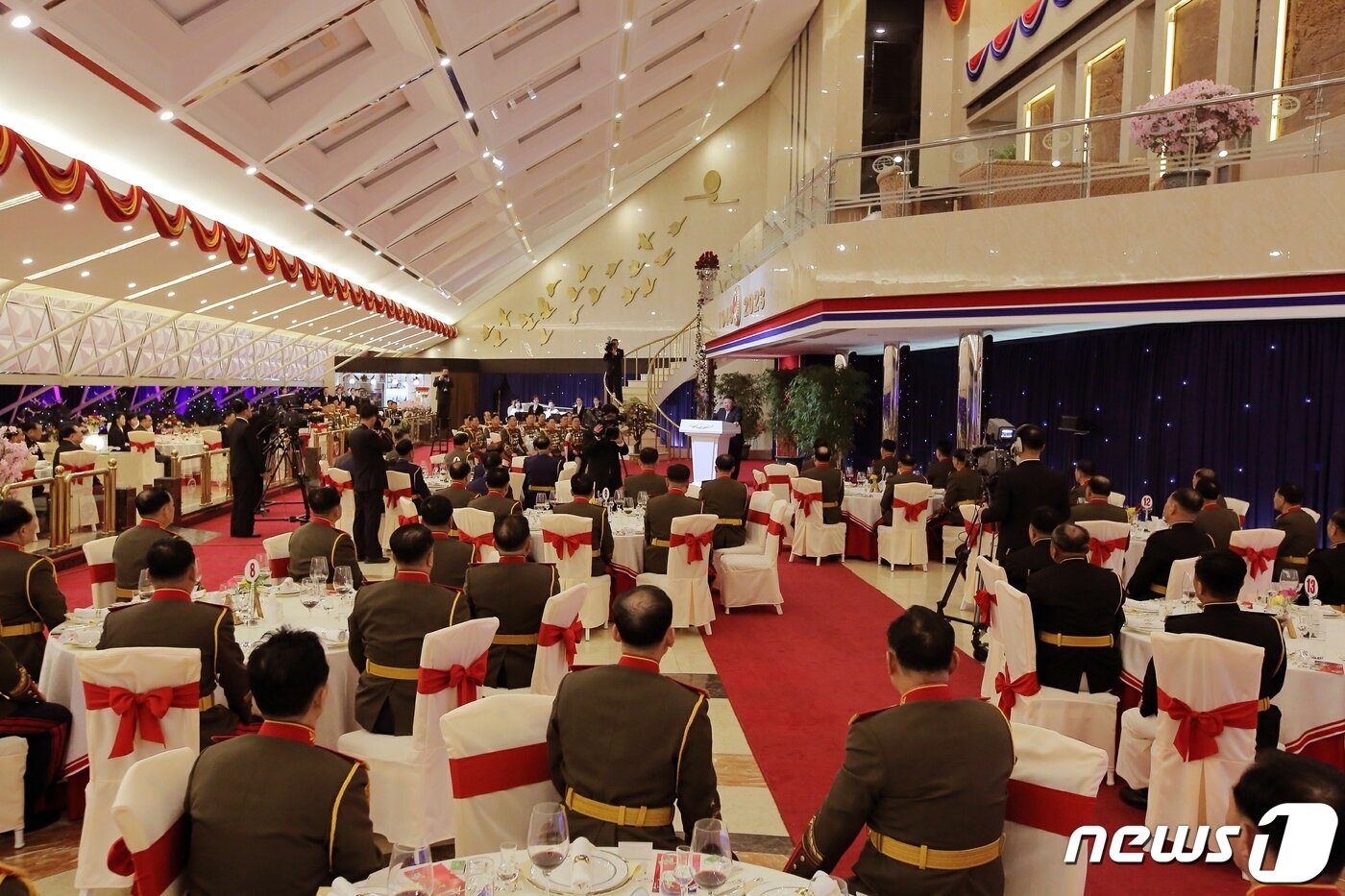 본문 이미지 - (평양 노동신문=뉴스1) = 김정은 북한 노동당 총비서가 "조선인민군 창건(건군절) 75돌을 맞으며 2월7일 인민군 장령(장성)들의 숙소를 축하 방문하고 기념연회에 참석했다＂고 8일 당 기관지 노동신문이 보도했다. 사진은 인민군 장령들 앞에서 연설하는 김 총비서. [국내에서만 사용가능. 재배포 금지. DB 금지. For Use Only in the Republic of Korea. Redistribution Prohibited] rodongphoto@news1.kr