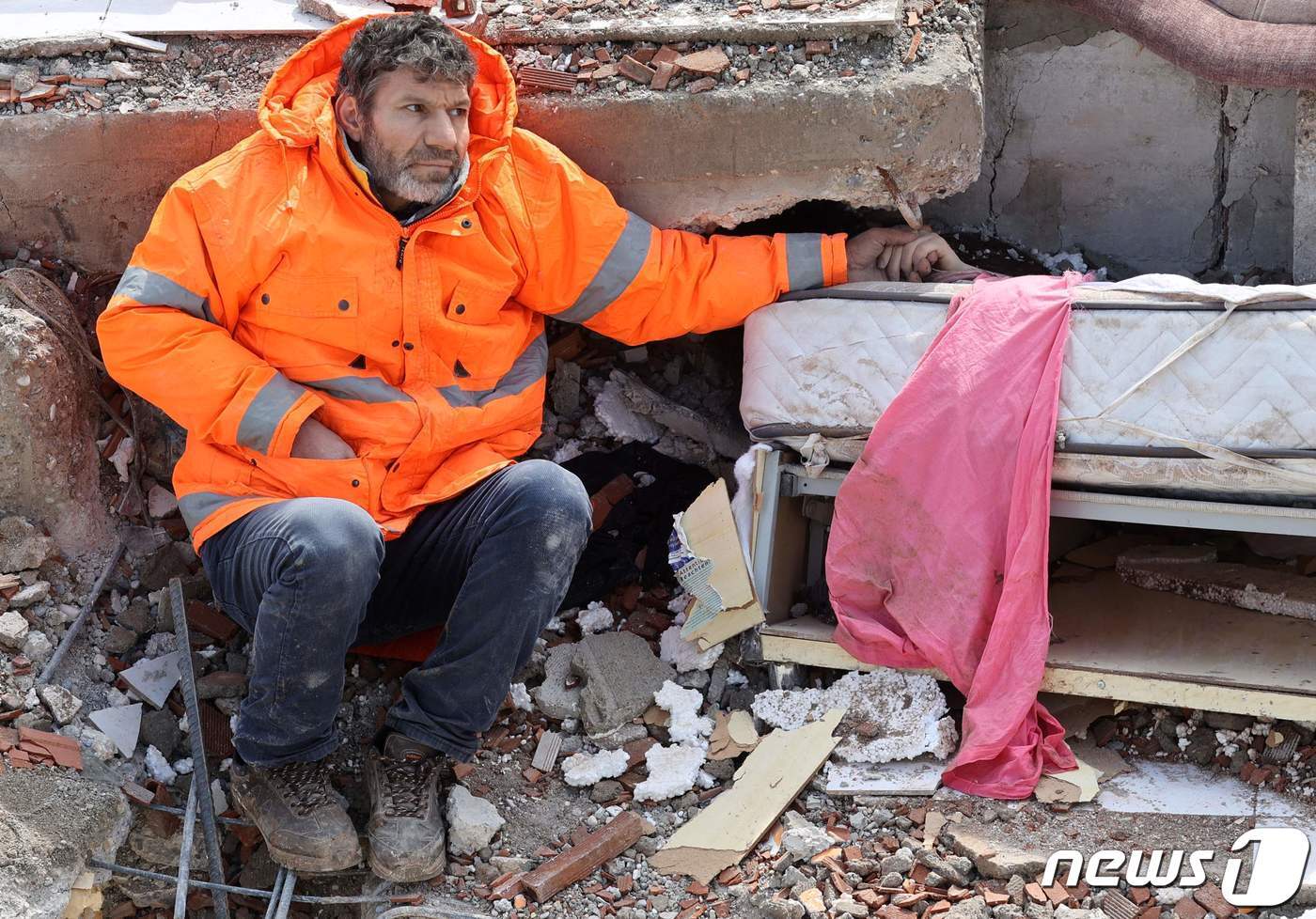 본문 이미지 - 7일 (현지시간) 강진이 강타한 튀르키예 카라만마라슈에서 아버지가 무너진 건물 잔해에 깔려 숨진 15세 딸의 손을 꼭 잡고 있다. ⓒ AFP=뉴스1 ⓒ News1 우동명 기자