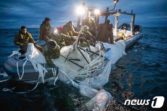 5일(현지시간) 사우스캐롤라이나주 머틀비치 앞 바다에서 미국 해군 폭발물 처리반 소속 병사들이 중국 정찰 풍선의 잔해를 수거하고 있다. © AFP=뉴스1 © News1 우동명 기자