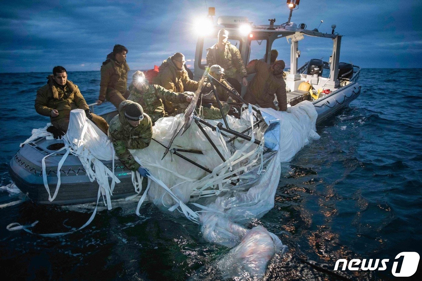 본문 이미지 - 5일(현지시간) 사우스캐롤라이나주 머틀비치 앞 바다에서 미국 해군 폭발물 처리반 소속 병사들이 중국 정찰 풍선의 잔해를 수거하고 있다. ⓒ AFP=뉴스1 ⓒ News1 우동명 기자