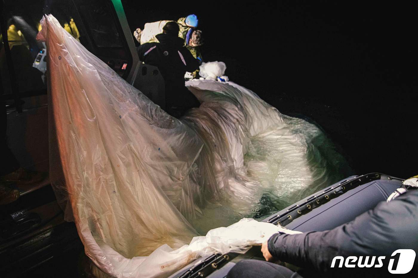 본문 이미지 - 4일 사우스캐롤라이나주 머틀비치 앞 바다에서 미국 해군 폭발물 처리반 소속 병사들이 중국 정찰 풍선의 잔해를 수거하고 있다. ⓒ AFP=뉴스1 ⓒ News1 우동명 기자