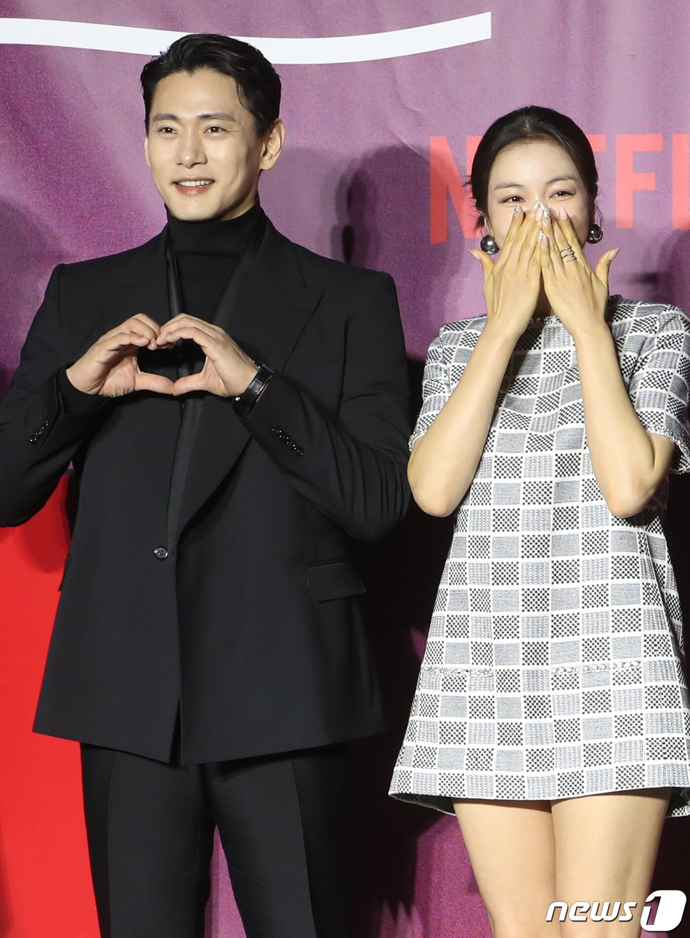 본문 이미지 - 배우 유태오와 김옥빈(오른쪽)이 8일 서울 용산구 CGV 용산아이파크몰에서 열린 넷플릭스 시리즈 '연애대전'(감독 김정권) 제작발표회에서 포즈를 취하고 있다. '연애대전'은 남자에게 병적으로 지기 싫어하는 여자와 여자를 병적으로 의심하는 남자가 전쟁 같은 사랑을 겪으며 치유 받는 로맨틱 코미디다. 2023.2.8/뉴스1 ⓒ News1 권현진 기자