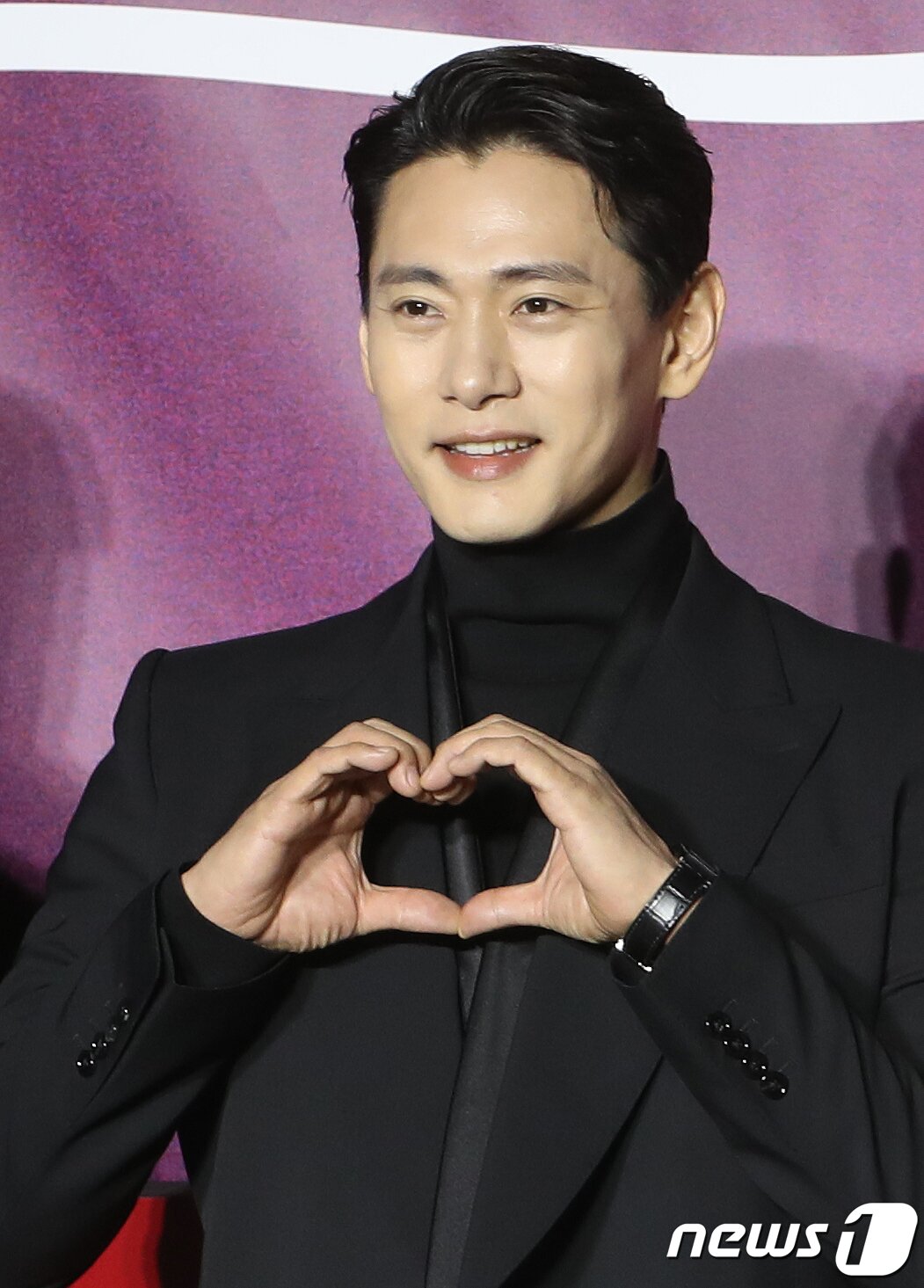 본문 이미지 - 배우 유태오가 8일 서울 용산구 CGV 용산아이파크몰에서 열린 넷플릭스 시리즈 '연애대전'(감독 김정권) 제작발표회에서 포즈를 취하고 있다. '연애대전'은 남자에게 병적으로 지기 싫어하는 여자(김옥빈 분)와 여자를 병적으로 의심하는 남자(유태오 분)가 전쟁 같은 사랑을 겪으며 치유 받는 로맨틱 코미디다. 2023.2.8/뉴스1 ⓒ News1 권현진 기자