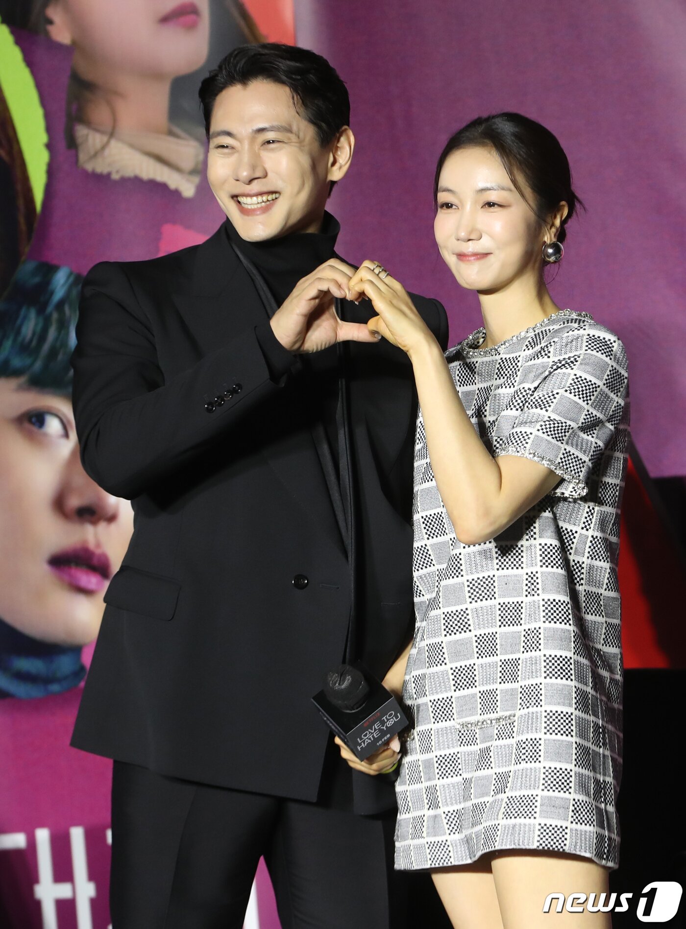 본문 이미지 - 배우 유태오와 김옥빈(오른쪽)이 8일 서울 용산구 CGV 용산아이파크몰에서 열린 넷플릭스 시리즈 '연애대전'(감독 김정권) 제작발표회에서 포즈를 취하고 있다. '연애대전'은 남자에게 병적으로 지기 싫어하는 여자(김옥빈 분)와 여자를 병적으로 의심하는 남자(유태오 분)가 전쟁 같은 사랑을 겪으며 치유 받는 로맨틱 코미디다. 2023.2.8/뉴스1 ⓒ News1 권현진 기자