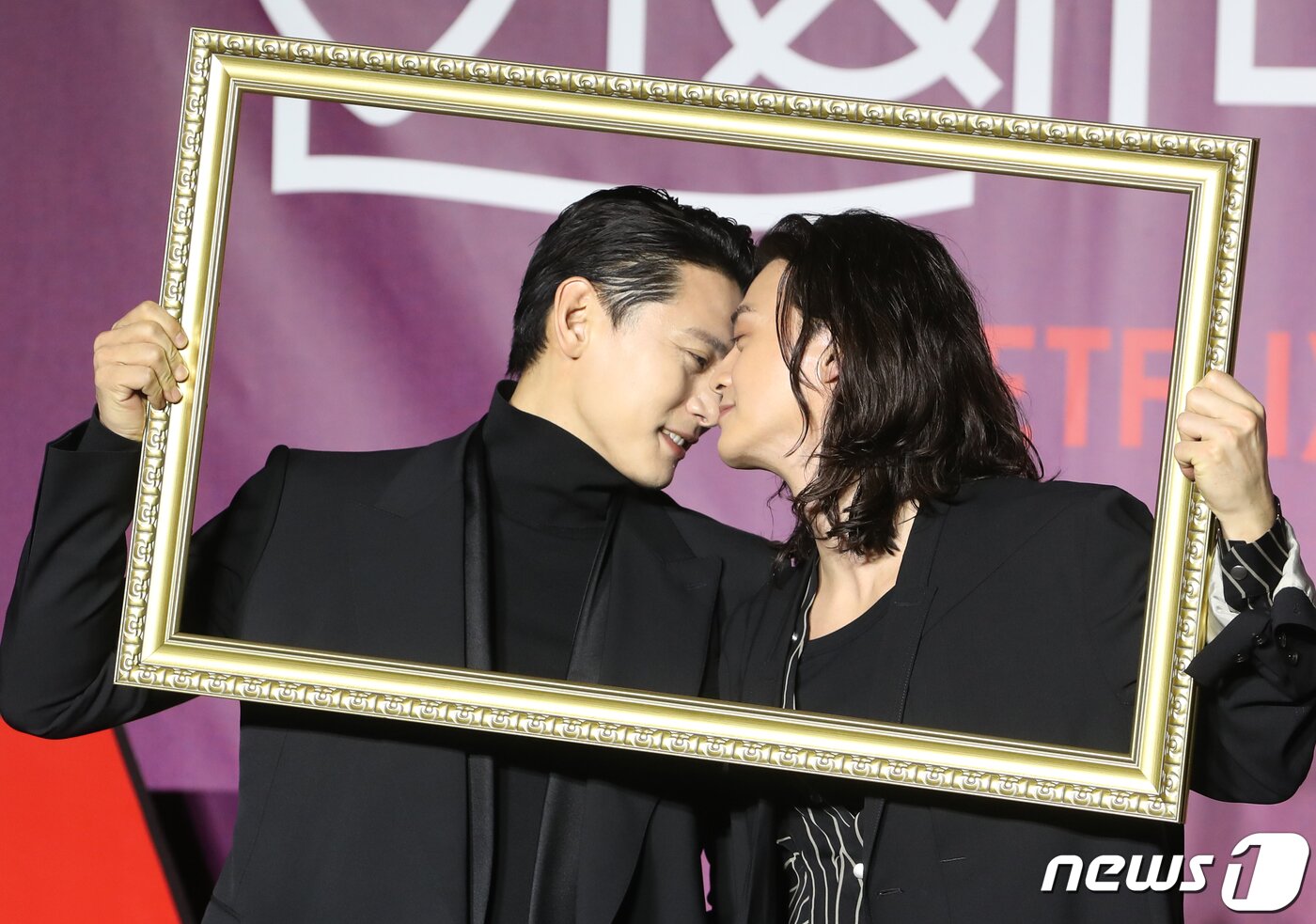 본문 이미지 - 배우 유태오와 김지훈(오른쪽)이 8일 서울 용산구 CGV 용산아이파크몰에서 열린 넷플릭스 시리즈 '연애대전'(감독 김정권) 제작발표회에서 포즈를 취하고 있다. '연애대전'은 남자에게 병적으로 지기 싫어하는 여자(김옥빈 분)와 여자를 병적으로 의심하는 남자(유태오 분)가 전쟁 같은 사랑을 겪으며 치유 받는 로맨틱 코미디다. 2023.2.8/뉴스1 ⓒ News1 권현진 기자