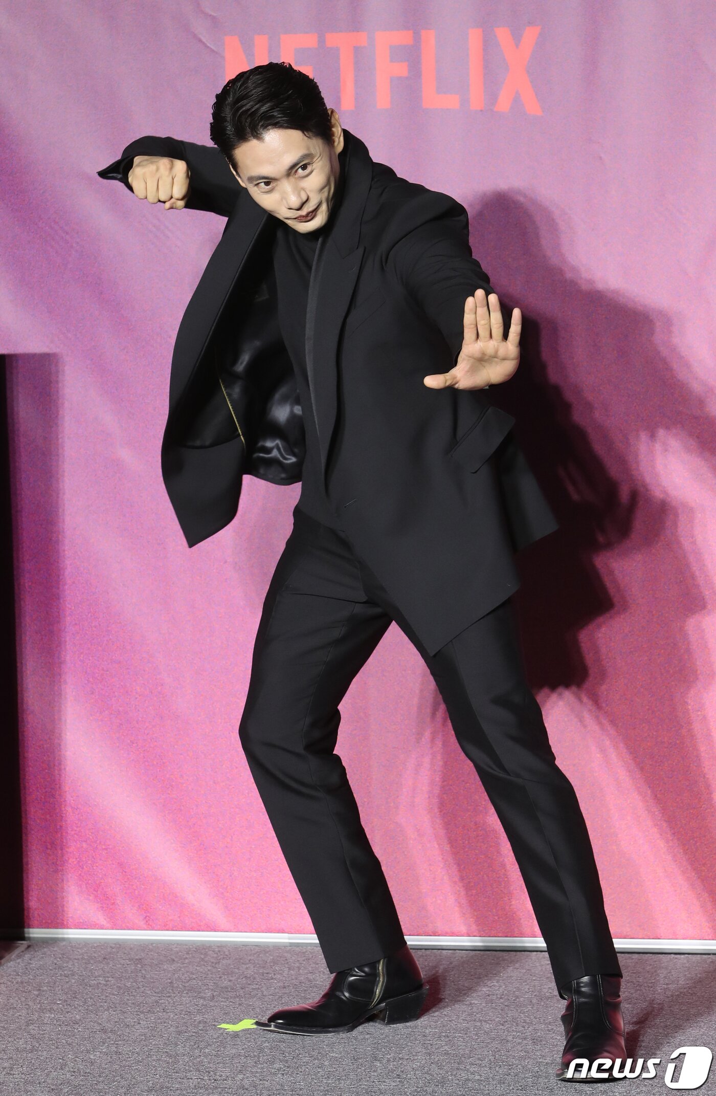 본문 이미지 - 배우 유태오가 8일 서울 용산구 CGV 용산아이파크몰에서 열린 넷플릭스 시리즈 '연애대전'(감독 김정권) 제작발표회에서 포즈를 취하고 있다. '연애대전'은 남자에게 병적으로 지기 싫어하는 여자(김옥빈 분)와 여자를 병적으로 의심하는 남자(유태오 분)가 전쟁 같은 사랑을 겪으며 치유 받는 로맨틱 코미디다. 2023.2.8/뉴스1 ⓒ News1 권현진 기자