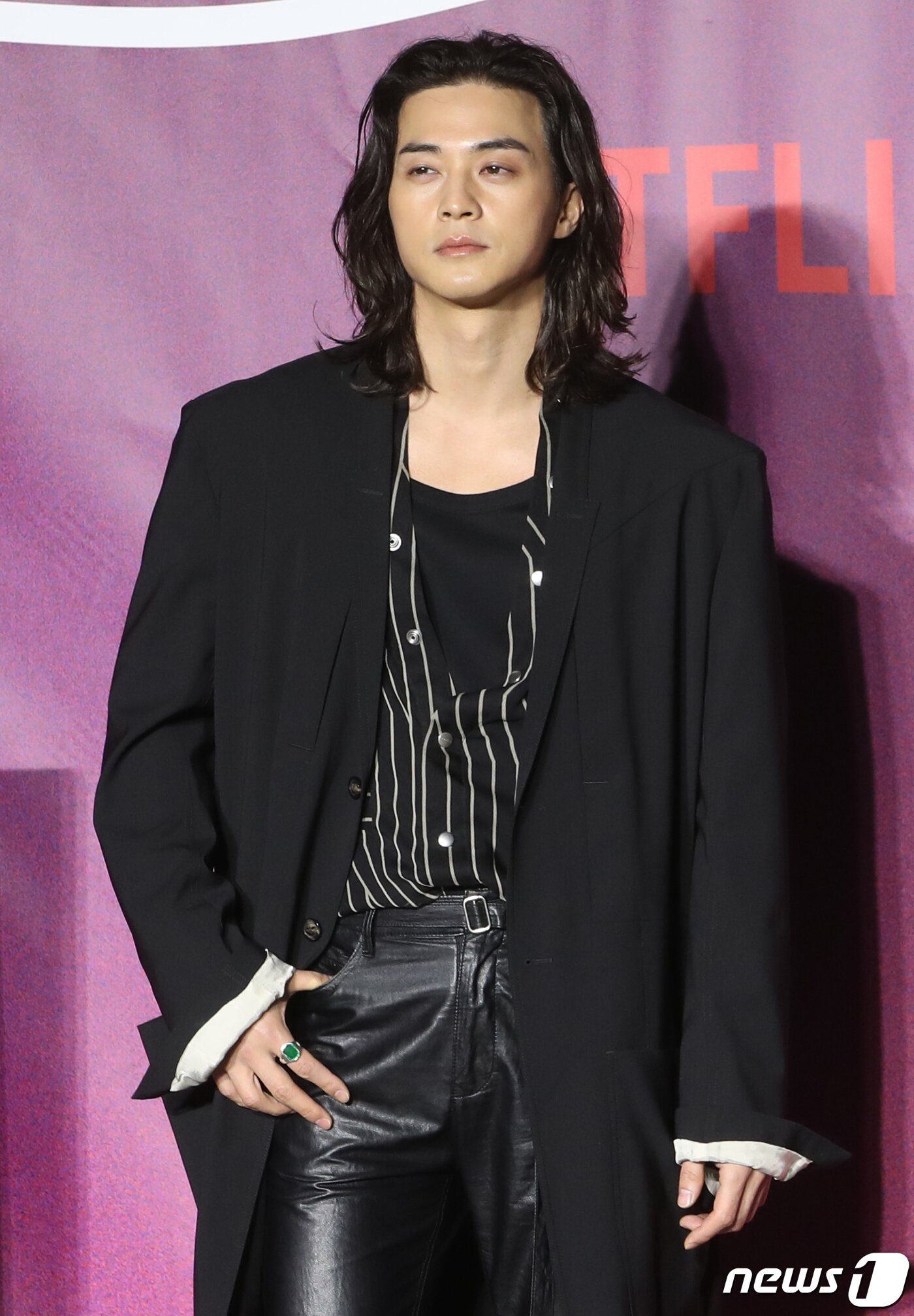 본문 이미지 - 배우 김지훈이 8일 서울 용산구 CGV 용산아이파크몰에서 열린 넷플릭스 시리즈 '연애대전'(감독 김정권) 제작발표회에서 포즈를 취하고 있다. '연애대전'은 남자에게 병적으로 지기 싫어하는 여자(김옥빈 분)와 여자를 병적으로 의심하는 남자(유태오 분)가 전쟁 같은 사랑을 겪으며 치유 받는 로맨틱 코미디다. 2023.2.8/뉴스1 ⓒ News1 권현진 기자