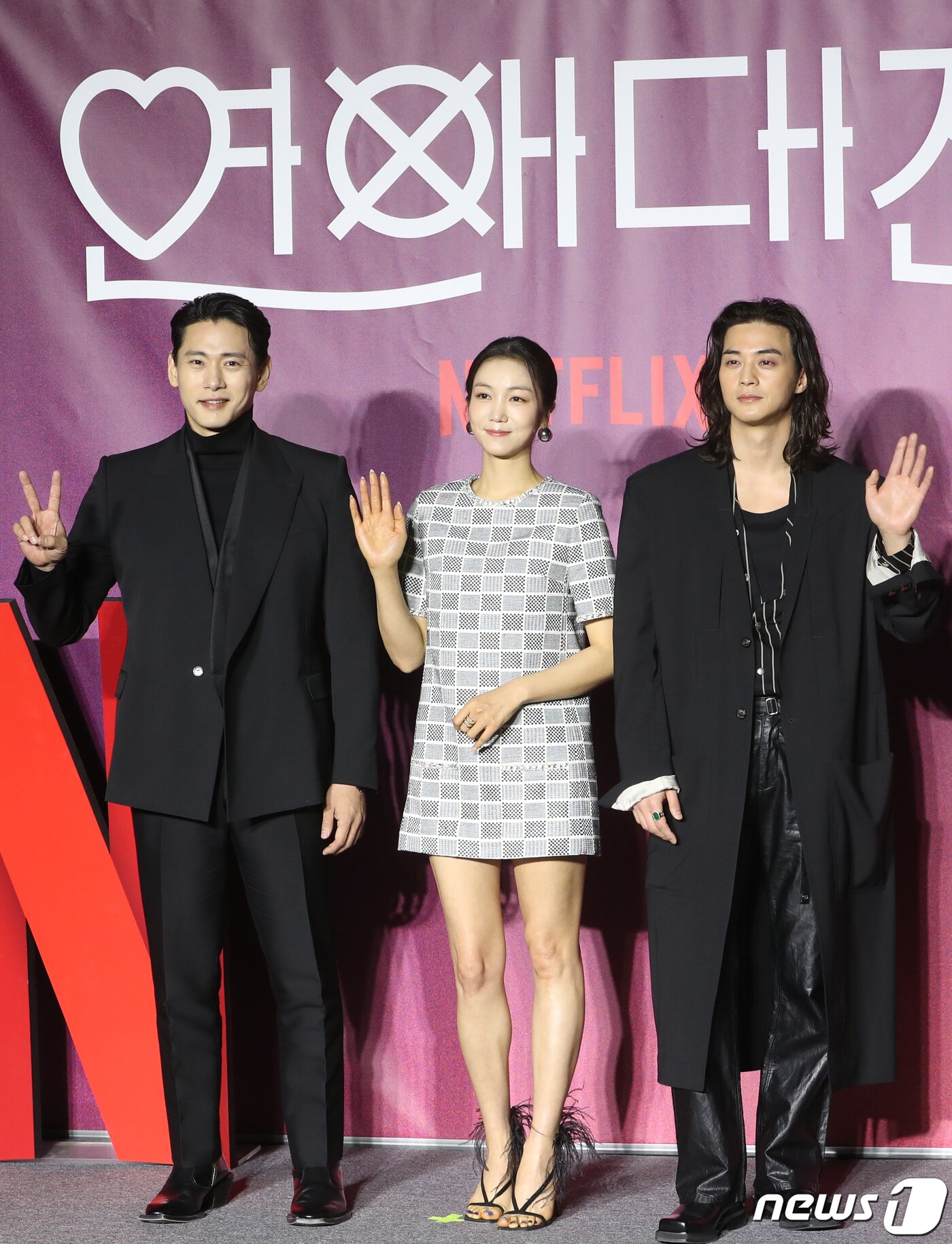 본문 이미지 - 배우 유태오(왼쪽부터)와 김옥빈, 김지훈이 8일 서울 용산구 CGV 용산아이파크몰에서 열린 넷플릭스 시리즈 '연애대전'(감독 김정권) 제작발표회에서 포즈를 취하고 있다. '연애대전'은 남자에게 병적으로 지기 싫어하는 여자(김옥빈 분)와 여자를 병적으로 의심하는 남자(유태오 분)가 전쟁 같은 사랑을 겪으며 치유 받는 로맨틱 코미디다. 2023.2.8/뉴스1 ⓒ News1 권현진 기자