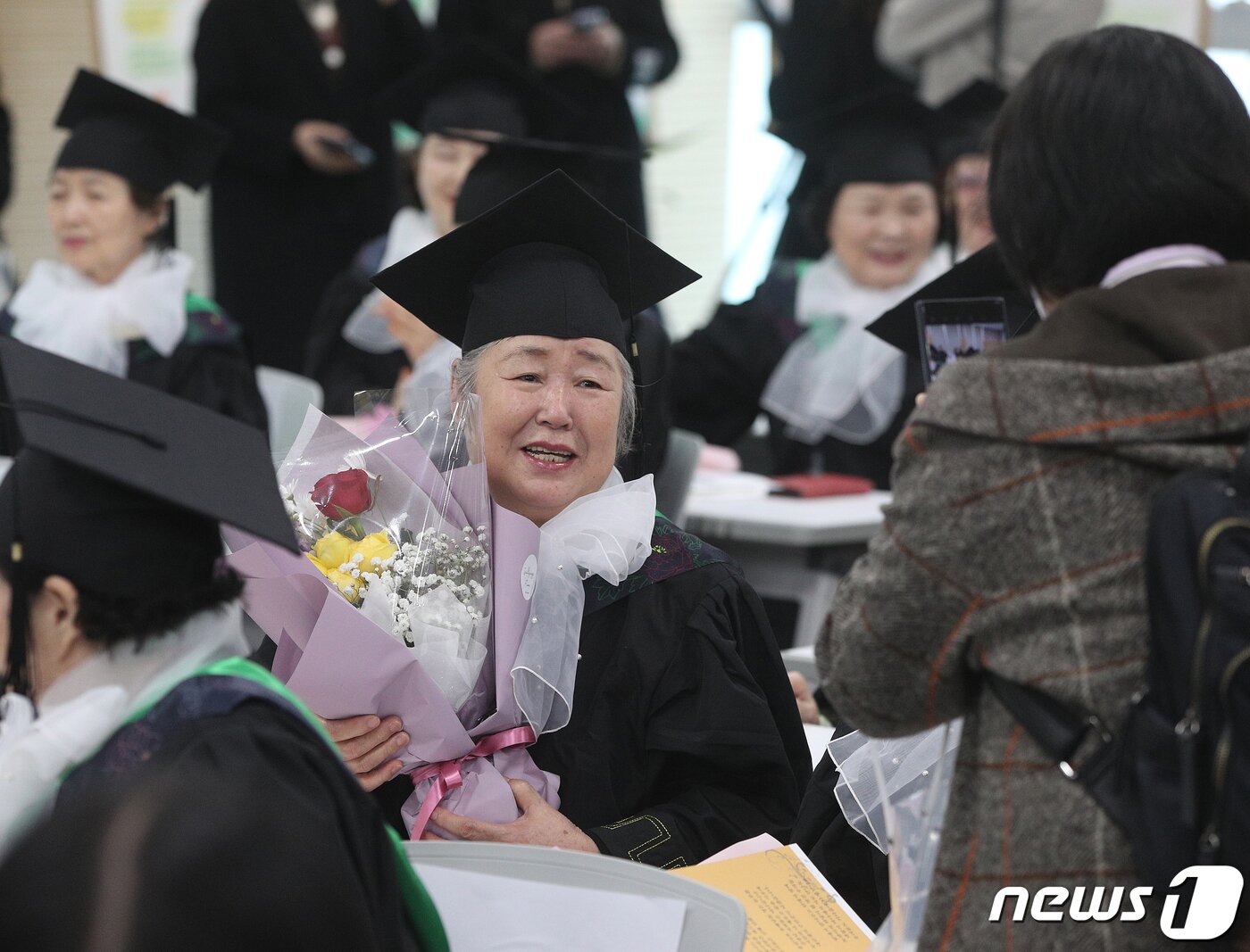 본문 이미지 - 8일 서울 영등포구청 별관에서 열린 늘푸름학교 졸업식에서 한 졸업생이 기념 사진을 찍고 있다. 2023.2.8/뉴스1 ⓒ News1 신웅수 기자