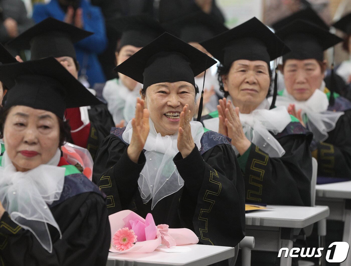 본문 이미지 - 8일 서울 영등포구청 별관에서 열린 늘푸름학교 졸업식에서 졸업생들이 박수를 치고 있다. 2023.2.8/뉴스1 ⓒ News1 신웅수 기자