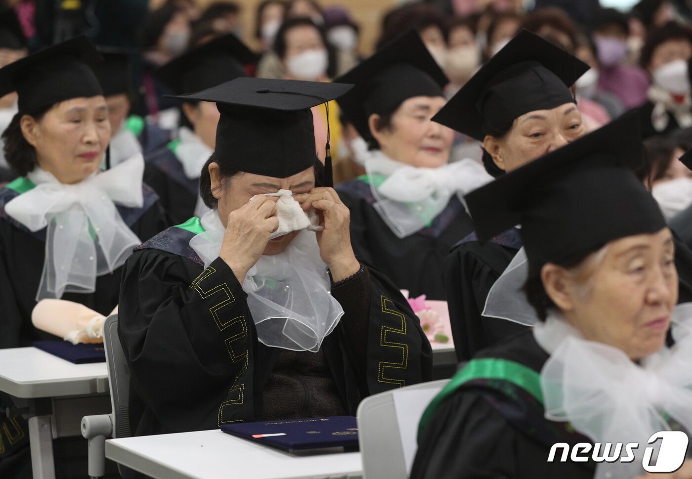 본문 이미지 - 8일 서울 영등포구청 별관에서 열린 늘푸름학교 졸업식에서 졸업생들이 눈물을 닦고 있다. 2023.2.8/뉴스1 ⓒ News1 신웅수 기자