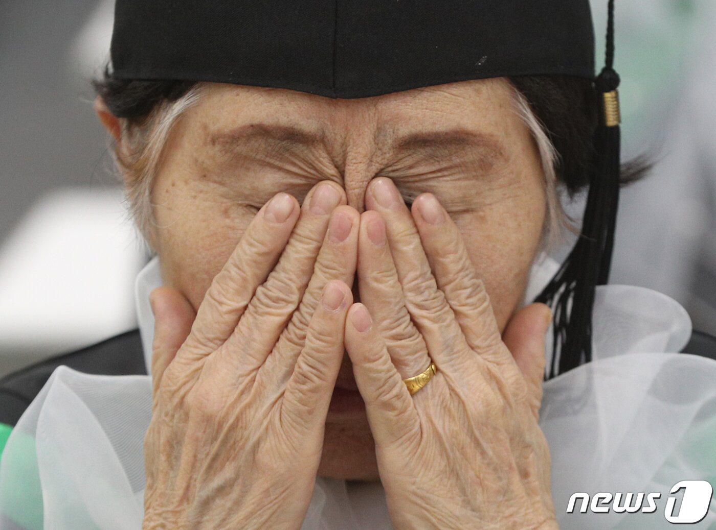 본문 이미지 - 8일 서울 영등포구청 별관에서 열린 늘푸름학교 졸업식에서 졸업생들이 눈물을 닦고 있다.2023.2.8/뉴스1 ⓒ News1 신웅수 기자
