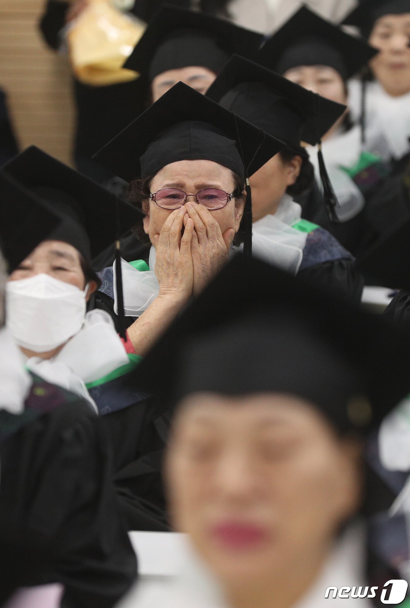 본문 이미지 - 8일 서울 영등포구청 별관에서 열린 늘푸름학교 졸업식에서 졸업생들이 눈물을 닦고 있다.  2023.2.8/뉴스1 ⓒ News1 신웅수 기자