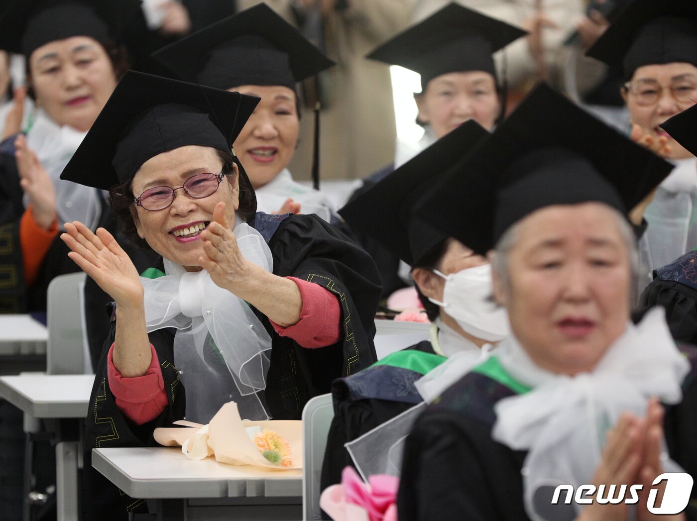 본문 이미지 - 8일 서울 영등포구청 별관에서 열린 늘푸름학교 졸업식에서 졸업생들이 박수를 치고 있다. 2023.2.8/뉴스1 ⓒ News1 신웅수 기자