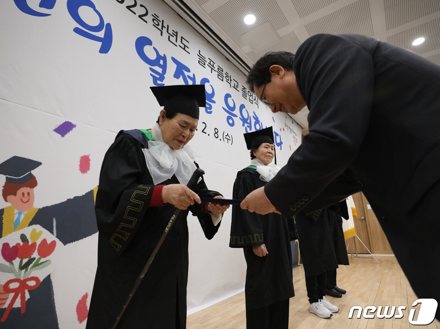 본문 이미지 - 8일 서울 영등포구청 별관에서 열린 늘푸름학교 졸업식에서 졸업생들이 눈물을 닦고 있다. 2023.2.8/뉴스1 ⓒ News1 신웅수 기자