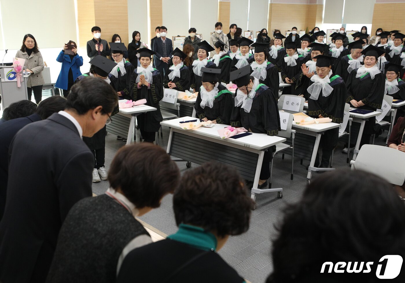 본문 이미지 - 8일 서울 영등포구청 별관에서 열린 늘푸름학교 졸업식에서 졸업생들과 교사들이 인사를 하고 있다. 2023.2.8/뉴스1 ⓒ News1 신웅수 기자