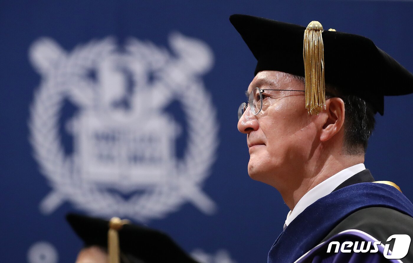 본문 이미지 - 유홍림 서울대 신임 총장이 8일 열린 취임식에서 국민의례를 하고 있다. 2023.2.8/뉴스1 ⓒ News1 김진환 기자