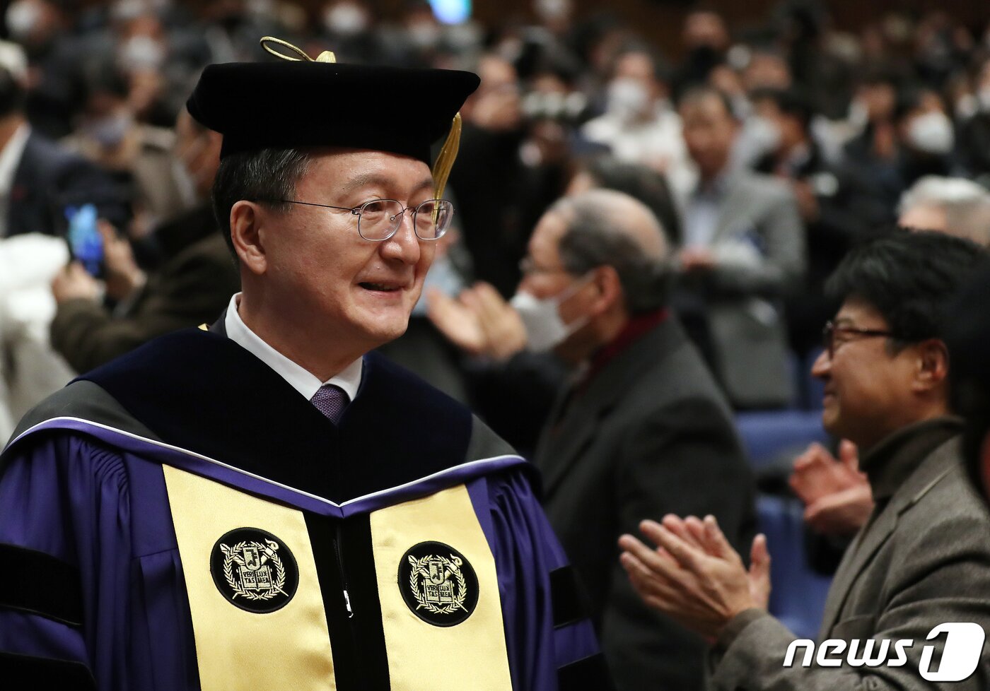 본문 이미지 - 유홍림 서울대 신임 총장이 8일 총장 취임식에서 자리를 향해 가고 있다. 2023.2.8/뉴스1 ⓒ News1 김진환 기자