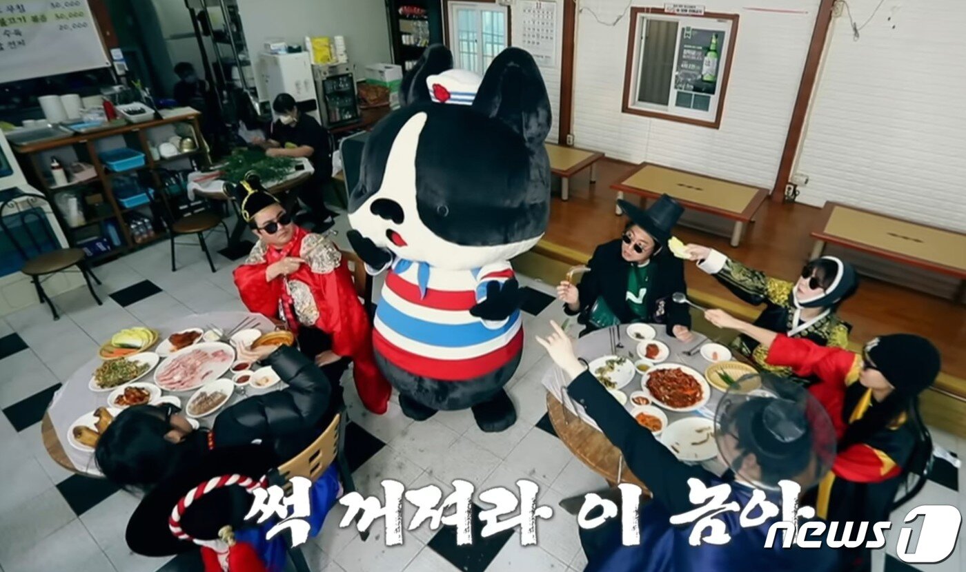 본문 이미지 - 군산문화협동조합 로컬아이가 제작한 &#39;먹방이X군산홍어&#39; 홍보영상이 유튜브 업로드 3주 만에 107만 조회수를 기록하고 있다.&#40;로컬아이제공&#41; 2023.2.8/뉴스1