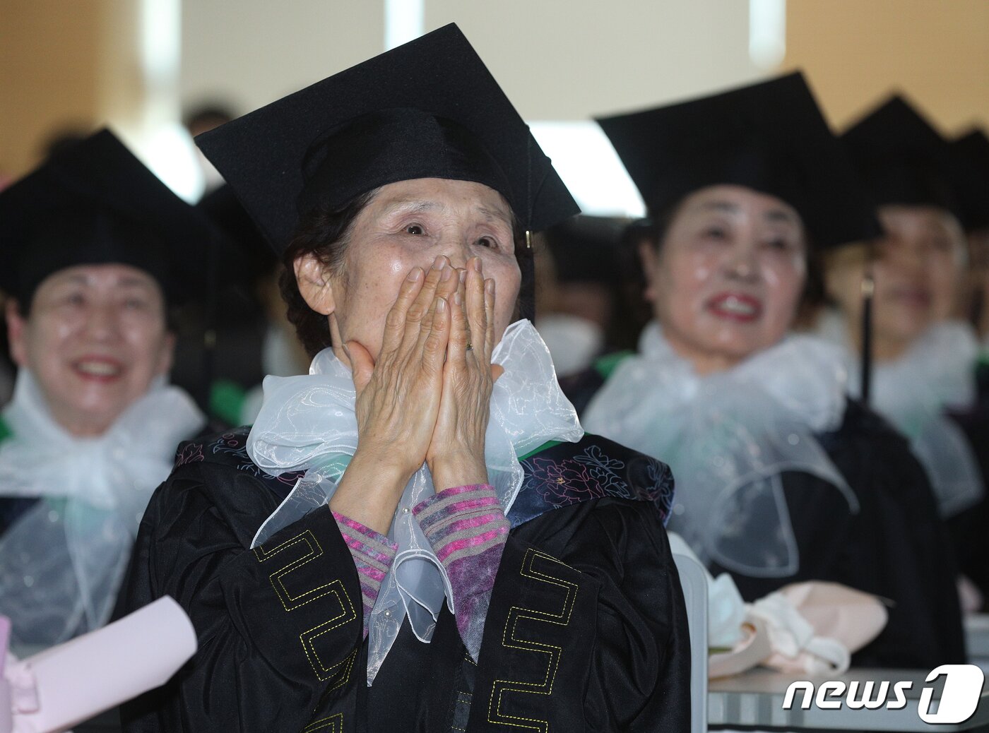 본문 이미지 - 8일 서울 영등포구청 별관에서 열린 늘푸름학교 졸업식에서 졸업생들이 졸업 영상을 보고 있다.  2023.2.8/뉴스1 ⓒ News1 신웅수 기자