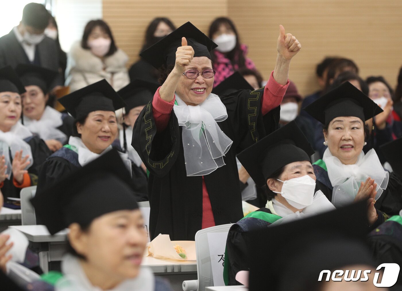 본문 이미지 - 8일 서울 영등포구청 별관에서 열린 늘푸름학교 졸업식에서 졸업생이 가족을 향해 엄지를 들어보이고 있다.  2023.2.8/뉴스1 ⓒ News1 신웅수 기자