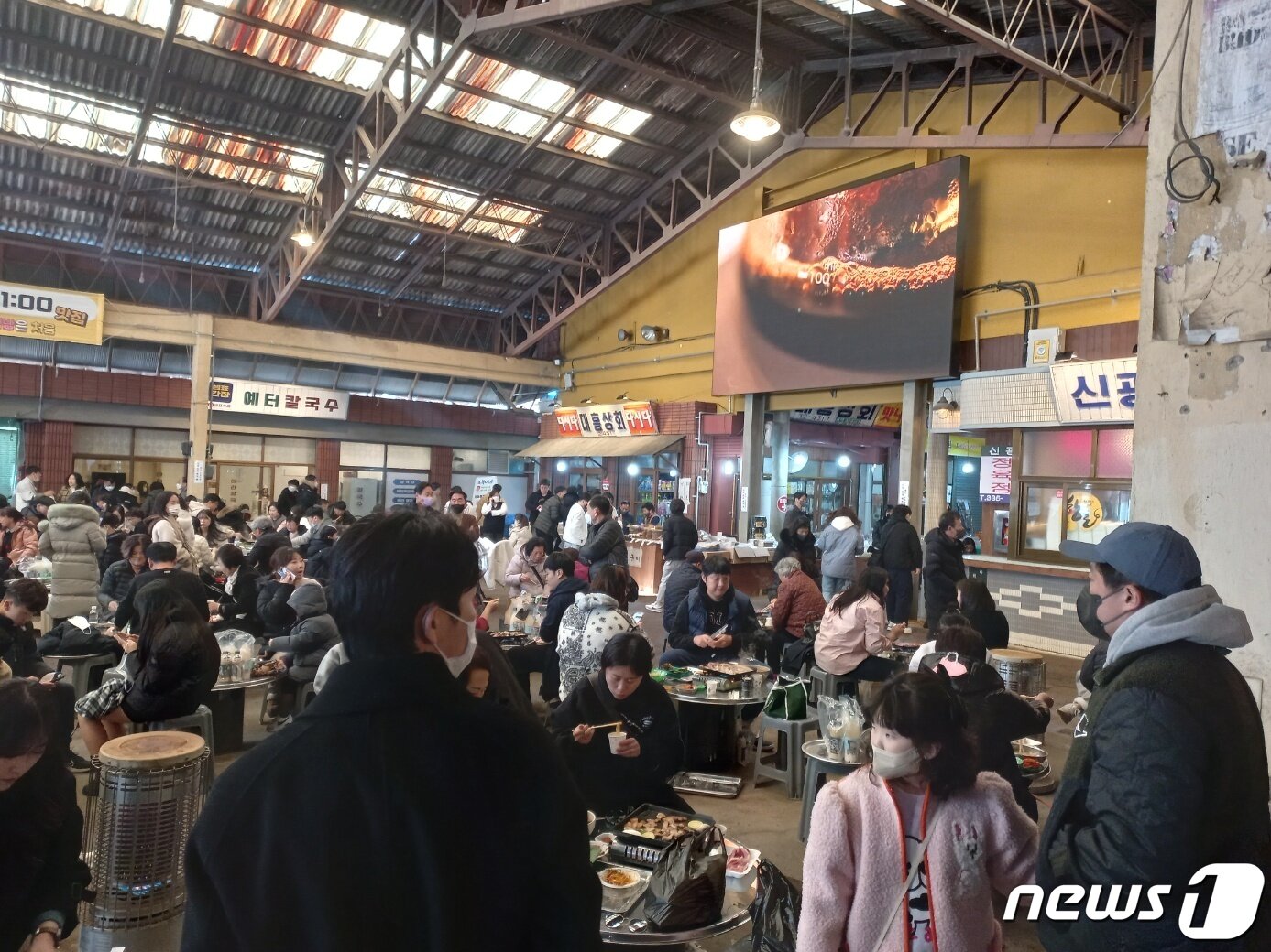 본문 이미지 - 8일 오전 평일인데도 불구하고 수 백 명의 방문객들이 예산시장을 방문해 식사를 즐기고 있다. 2023.02.08./뉴스1ⓒ 뉴스1 이찬선 기자