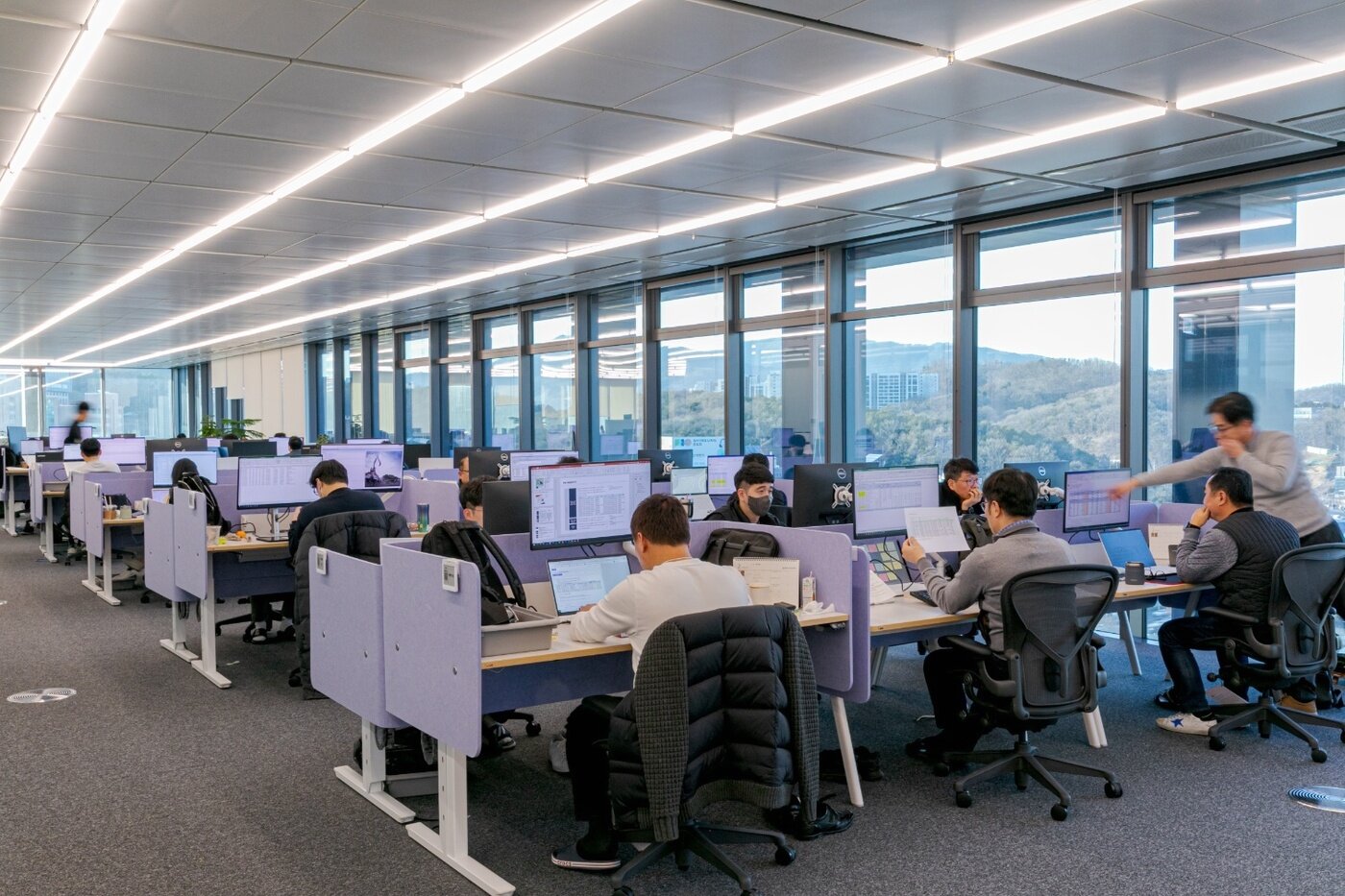 본문 이미지 - 좌율좌석제를 도입한 HD현대 글로벌R&D센터 사무 공간(HD현대 제공).