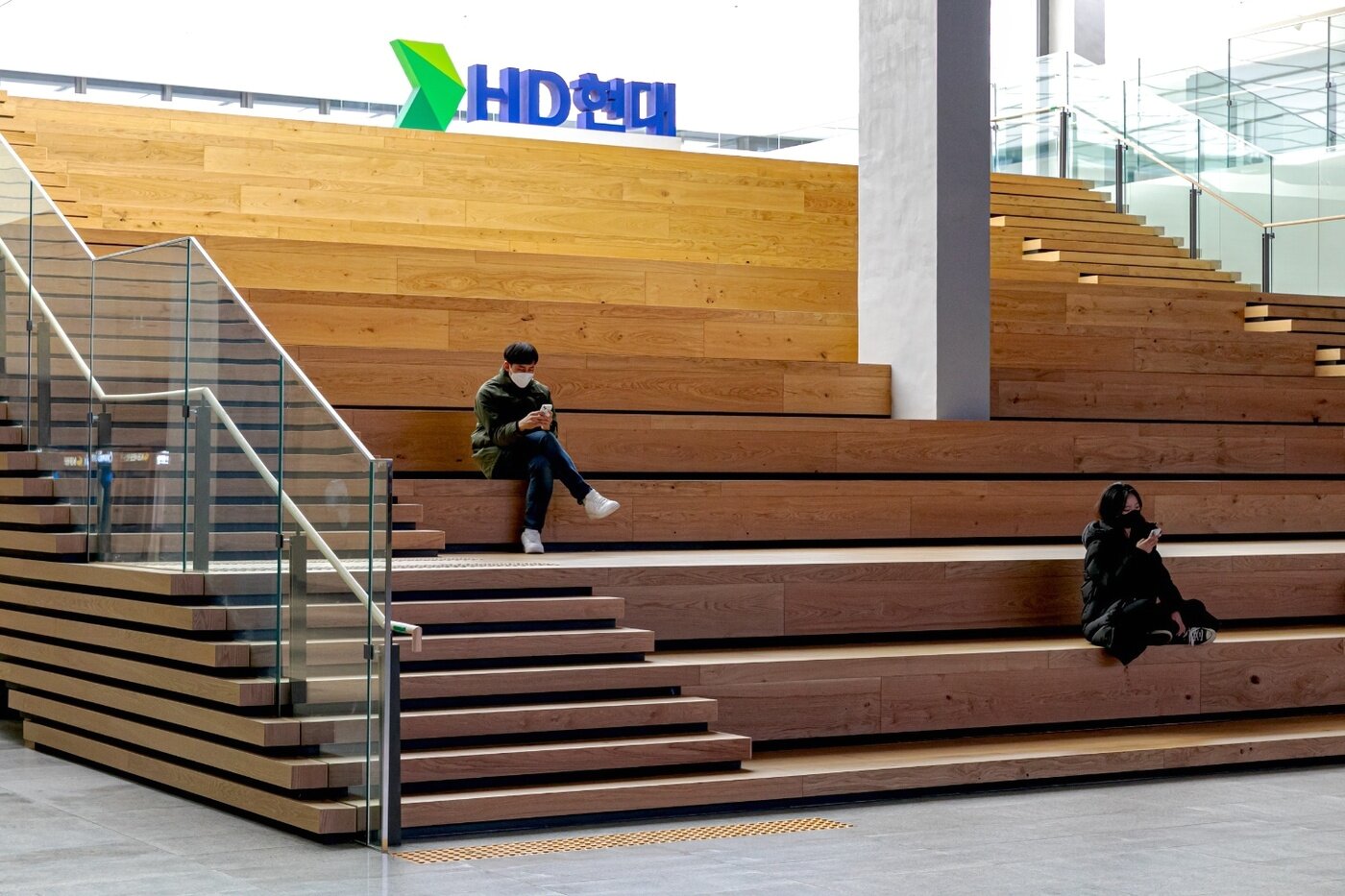 본문 이미지 -  자연 채광을 쬘 수 있는 있는 HD현대 글로벌R&D센터 로비 공간(HD현대 제공).