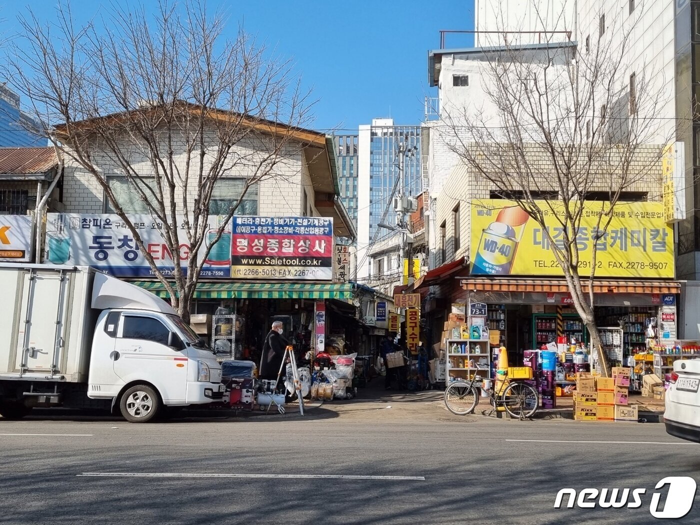 본문 이미지 - 내달 준공 예정인 힐스테이트 세운 센트럴 건너편에는 골목 골목 정겨운 간판의 노포가 즐비했다. 2023. 2. 8. ⓒ News1 최서윤 기자