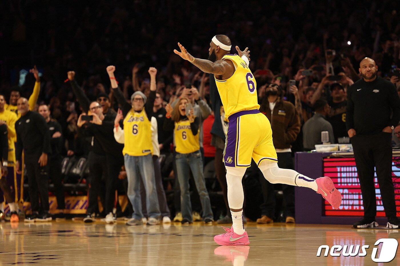 본문 이미지 - NBA 통산 득점 신기록 작성 후 기뻐하는 르브론 제임스.ⓒ AFP=뉴스1