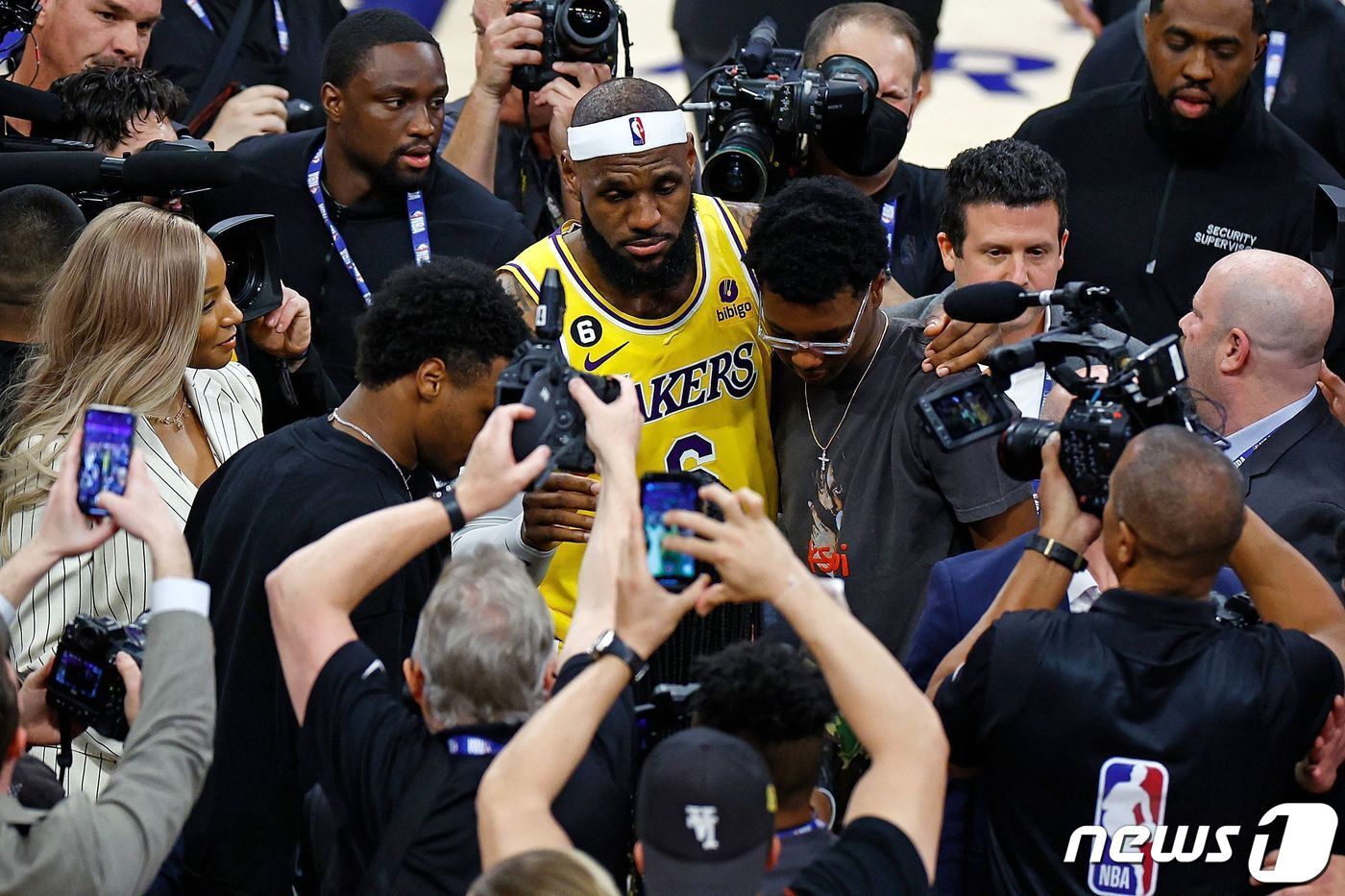 본문 이미지 - NBA 통산 득점 신기록을 세운 뒤 취재진에 둘러싸인 르브론 제임스. ⓒ AFP=뉴스1