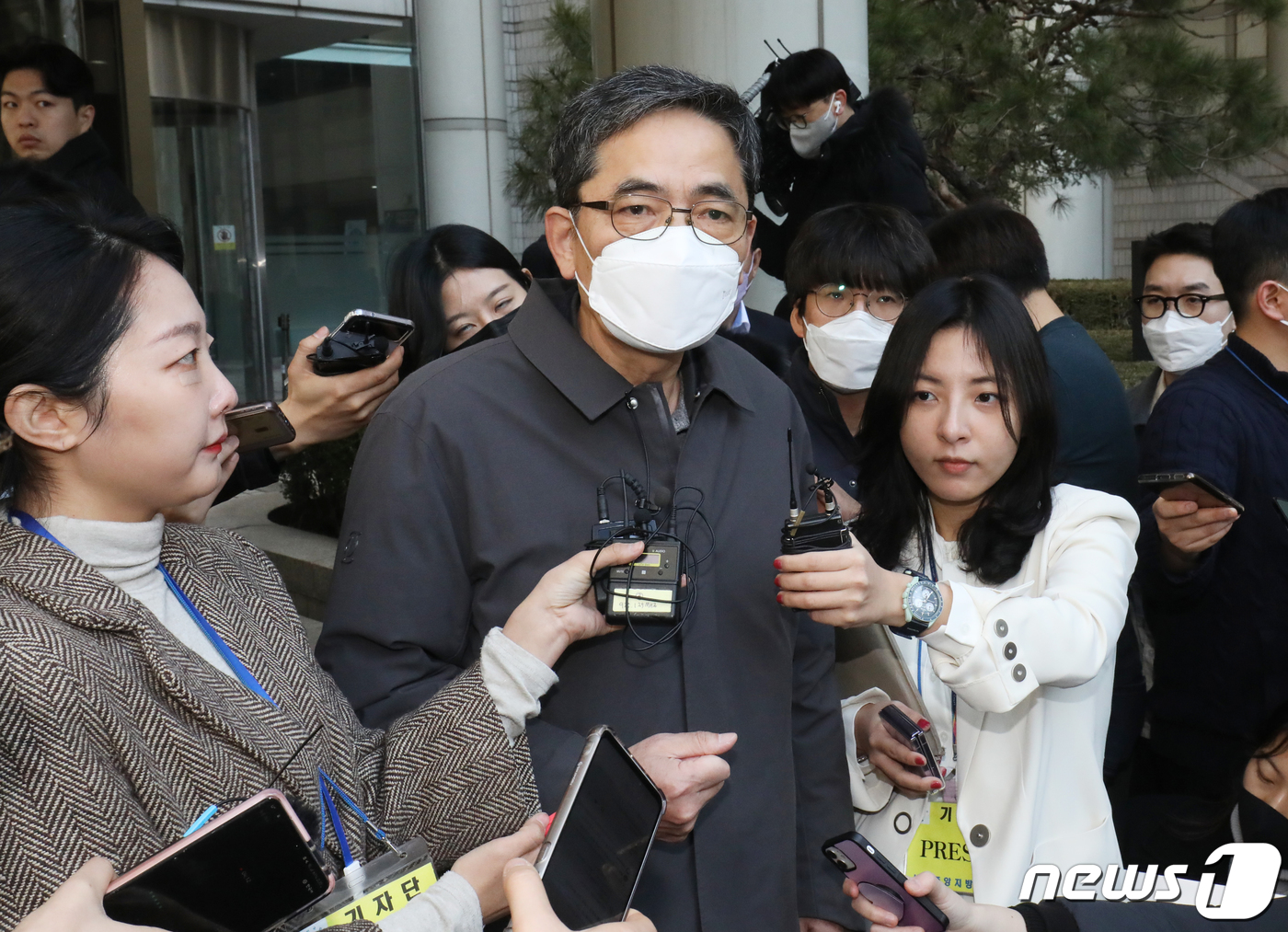 (서울=뉴스1) 송원영 기자 = 대장동 개발사업을 돕고 아들을 통해 뇌물을 수수한 혐의로 기소된 곽상도 전 국민의힘 의원이 8일 서울 서초구 서울중앙지방법원에서 열린 특정범죄 가중 …