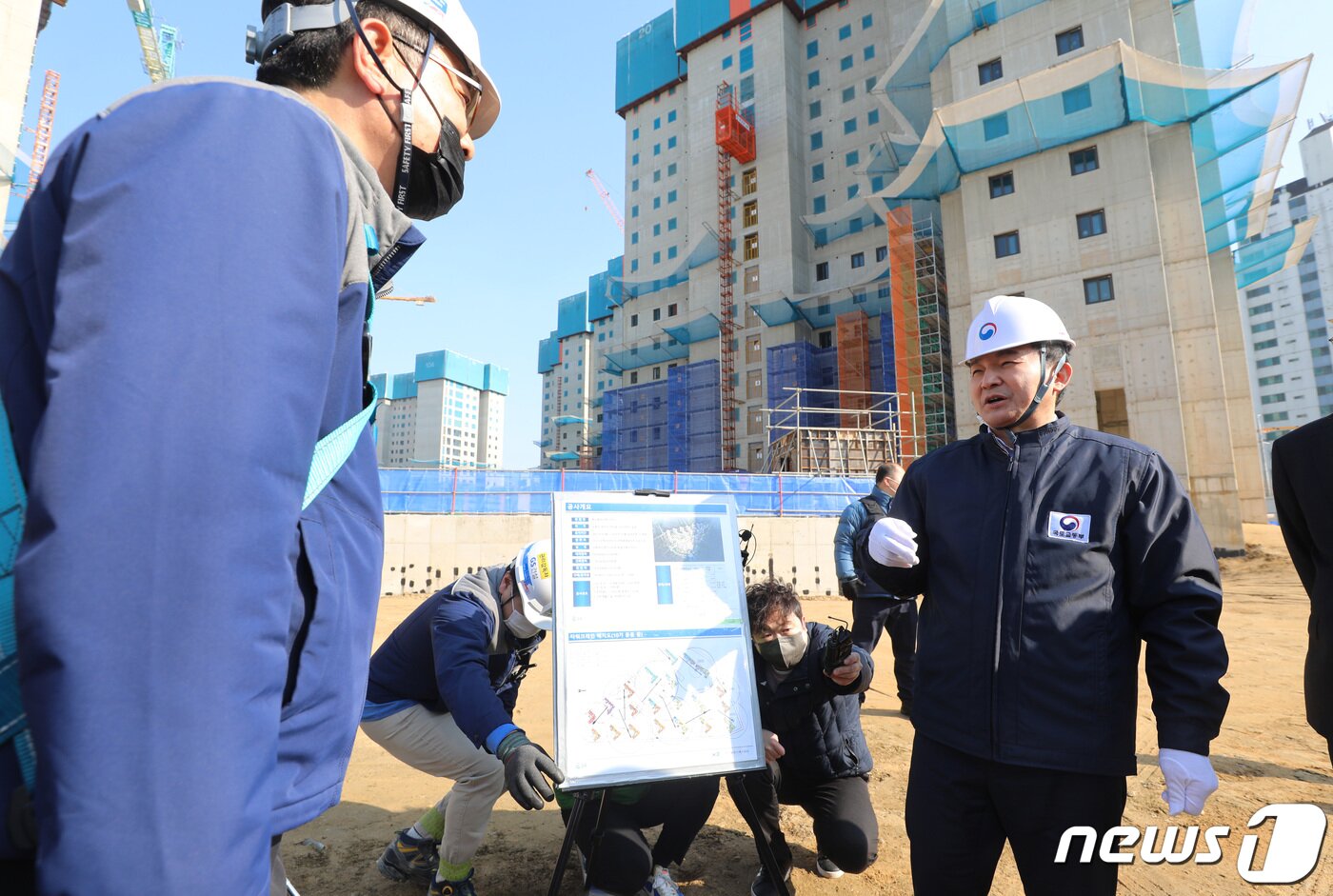 본문 이미지 - 원희룡 국토교통부장관이 8일 오후 경기 수원시 장안구의 한 아파트 건설현장에 방문해 타워크레인 월례비 등 불법행위 피해현황을 점검하고 있다. 2023.2.8/뉴스1 ⓒ News1 김영운 기자