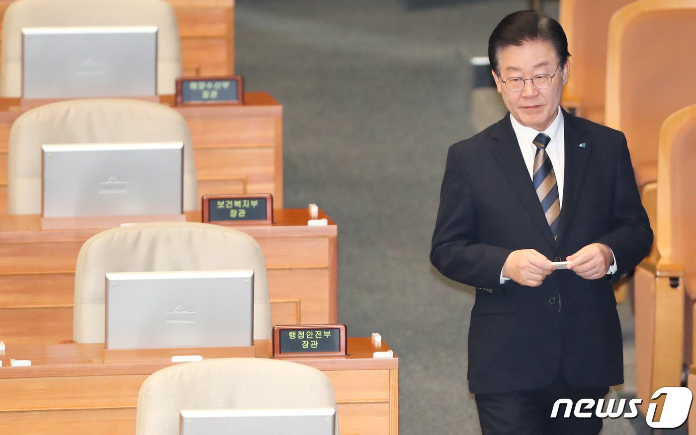 이재명 더불어민주당 대표가 8일 서울 여의도 국회에서 열린 본회의에서 행정안전부 장관 자리를 지나 행정안전부장관&#40;이상민&#41; 탄핵소추안 투표를 하기 위해 이동하고 있다. 2022.2.8/뉴스1 ⓒ News1 허경 기자