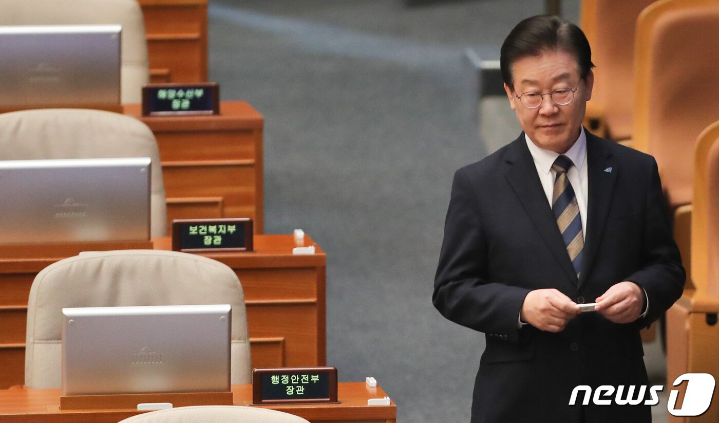 본문 이미지 - 이재명 더불어민주당 대표가 8일 서울 여의도 국회에서 열린 본회의에서 행정안전부 장관 자리를 지나 행정안전부장관(이상민) 탄핵소추안 투표를 하기 위해 이동하고 있다. 2022.2.8/뉴스1 ⓒ News1 허경 기자