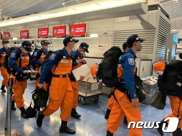 본문 이미지 - 튀르키예로 향하는 일본 구조 선발팀. (일본국제협력기구JICA)