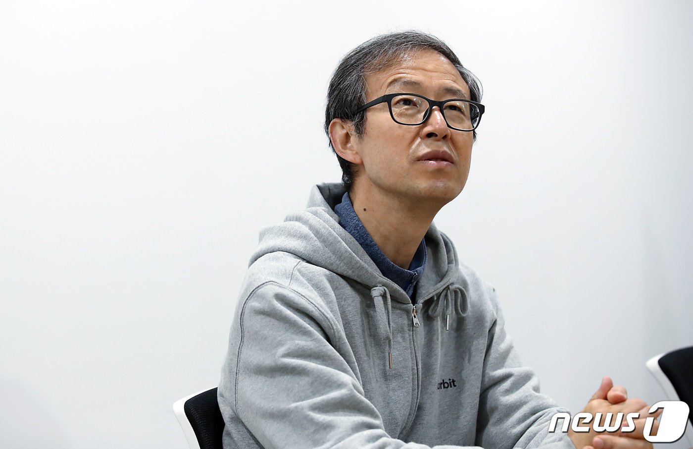 본문 이미지 - 게임업계 최초 정년 퇴직자 백영진 씨가 8일 오전 서울 강남구 테헤란로 코빗 연구소에서 뉴스1과 인터뷰를 하고 있다. 백 씨는 게임업체 네오플에서 정년퇴직한 후 가상자산 거래소 코빗에 재취업했다. 2023.2.8/뉴스1 ⓒ News1 박정호 기자