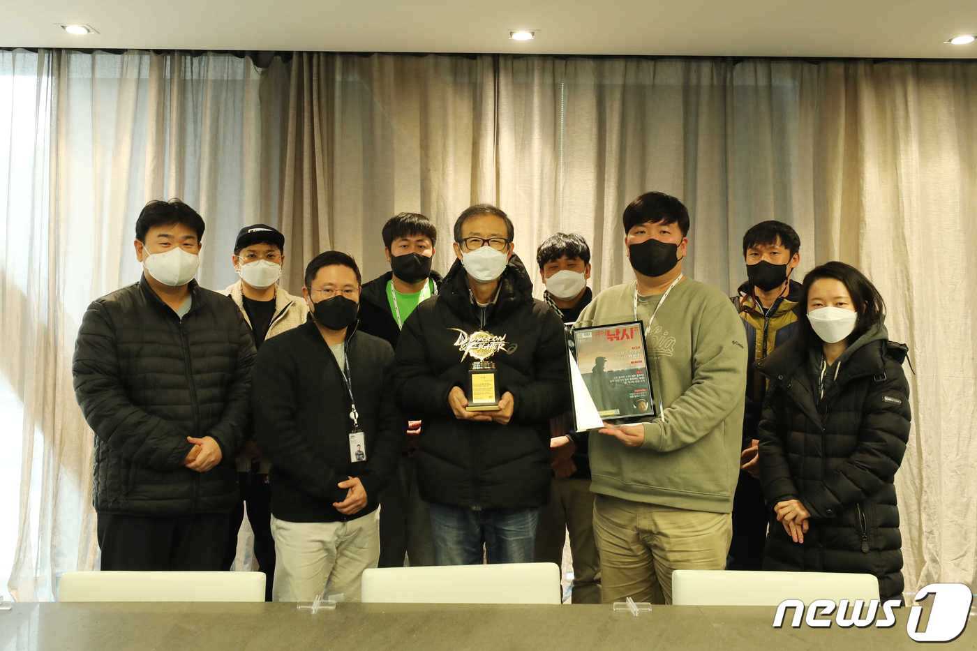 본문 이미지 - 2021년 12월 네오플 본사에서 열린 백영진씨 은퇴식&#40;백영진씨 제공&#41;