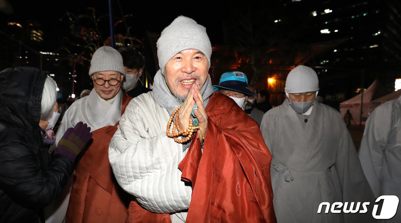 본문 이미지 - 9일 오전 서울 종로구 조계사 대웅전 앞 마당에서 열린 상월결사 인도순례 고불식을 마친 회주 자승스님이 순례단과 함께 공항으로 출발하고 있다. 부처님의 고향 인도에서 43일간 1167km를 걸어서 순례하는 상월결사 인도순례가 이날 고불식을 시작으로 막을 올렸다. 2023.2.9/뉴스1 ⓒ News1 박지혜 기자