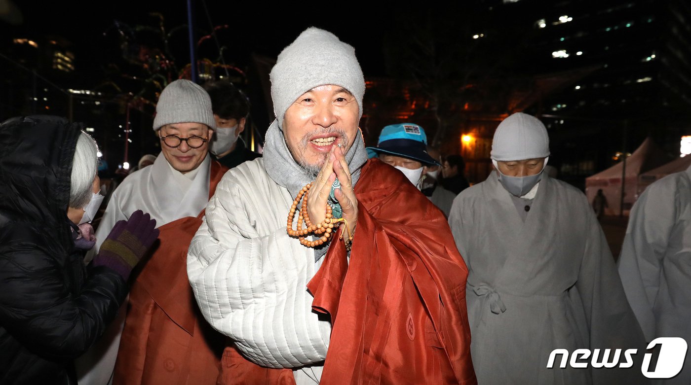 9일 오전 서울 종로구 조계사 대웅전 앞 마당에서 열린 상월결사 인도순례 고불식을 마친 회주 자승스님이 순례단과 함께 공항으로 출발하고 있다. 부처님의 고향 인도에서 43일간 1167km를 걸어서 순례하는 상월결사 인도순례가 이날 고불식을 시작으로 막을 올렸다. 2023.2.9/뉴스1 ⓒ News1 박지혜 기자